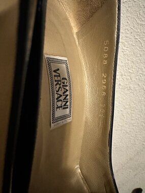Vintage Gianni Versace Medusa Black Leather Pointed Toe Pumps 38.5 Italy